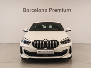 Fotos de BMW Serie 1 116d color Blanco. Año 2022. 85KW(116CV). Diésel. En concesionario Barcelona Premium -- GRAN VIA de Barcelona