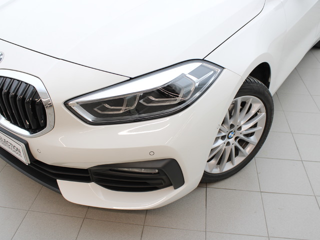 BMW Serie 1 118d color Blanco. Año 2021. 110KW(150CV). Diésel. En concesionario Augusta Aragon S.A. de Zaragoza