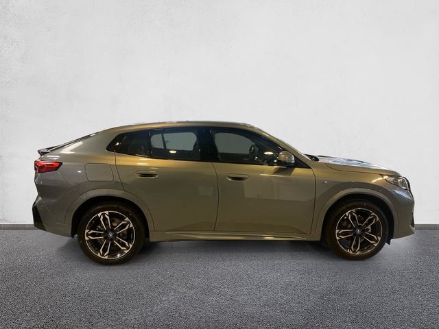 BMW iX2 eDrive20 color Gris. Año 2024. 150KW(204CV). Eléctrico. En concesionario Marmotor de Las Palmas