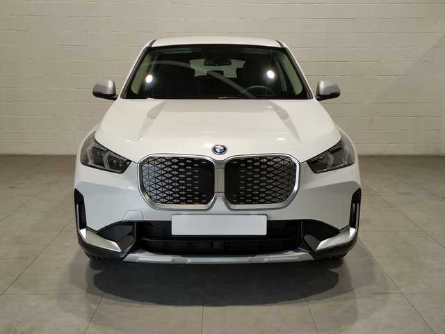 BMW iX1 eDrive20 color Blanco. Año 2024. 150KW(204CV). Eléctrico. En concesionario MOTOR MUNICH CADI SL-MANRESA de Barcelona