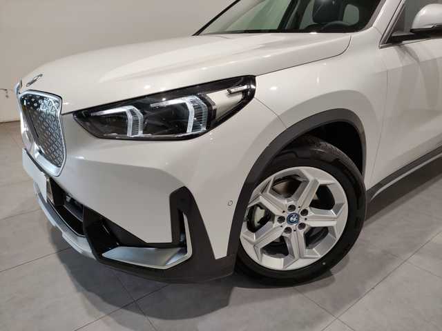 BMW iX1 eDrive20 color Blanco. Año 2024. 150KW(204CV). Eléctrico. En concesionario MOTOR MUNICH CADI SL-MANRESA de Barcelona