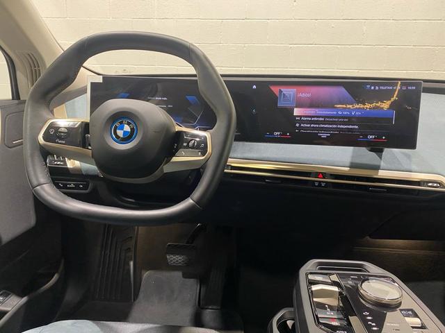 BMW iX xDrive40 color Azul. Año 2022. 240KW(326CV). Eléctrico. En concesionario MOTOR MUNICH CADI SL-MANRESA de Barcelona