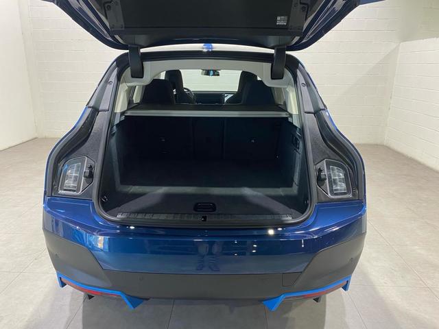BMW iX xDrive40 color Azul. Año 2022. 240KW(326CV). Eléctrico. En concesionario MOTOR MUNICH CADI SL-MANRESA de Barcelona