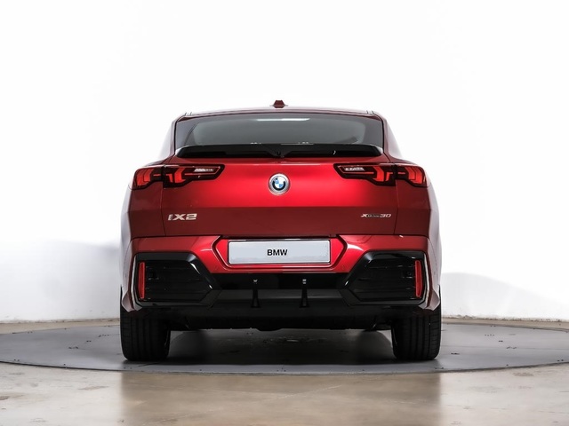 BMW iX2 xDrive30 color Rojo. Año 2024. 230KW(313CV). Eléctrico. En concesionario Oliva Motor Tarragona de Tarragona