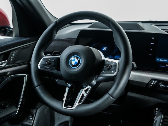 BMW iX2 xDrive30 color Rojo. Año 2024. 230KW(313CV). Eléctrico. En concesionario Oliva Motor Tarragona de Tarragona