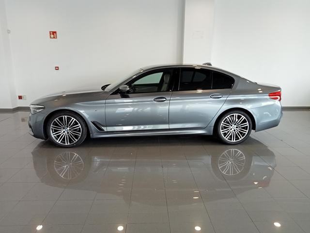 BMW Serie 5 520d color Azul. Año 2019. 140KW(190CV). Diésel. En concesionario Mandel Motor Badajoz de Badajoz