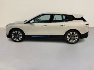 Fotos de BMW iX xDrive40 color Blanco. Año 2022. 240KW(326CV). Eléctrico. En concesionario Automotor Costa, S.L.U. de Almería