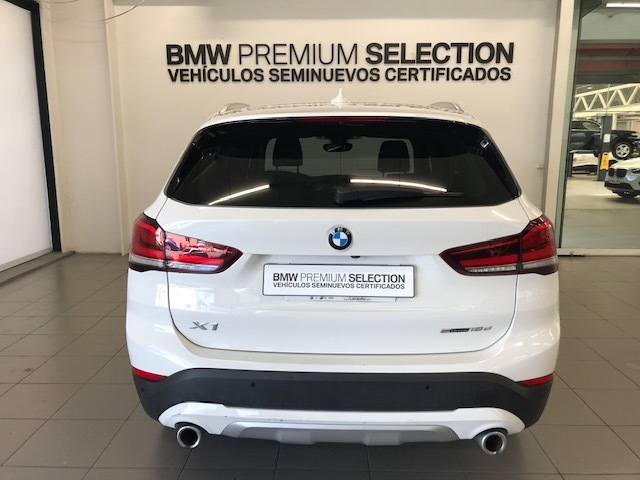 BMW X1 sDrive18d color Blanco. Año 2020. 110KW(150CV). Diésel. En concesionario Lurauto Gipuzkoa de Guipuzcoa