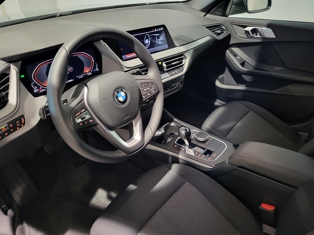 BMW Serie 2 218d Gran Coupe color Gris. Año 2022. 110KW(150CV). Diésel. En concesionario Movitransa Cars Jerez de Cádiz