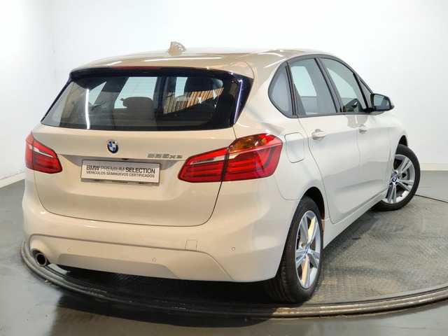 BMW Serie 2 225xe iPerformance Active Tourer color Blanco. Año 2022. 165KW(224CV). Híbrido Electro/Gasolina. En concesionario Proa Premium Palma de Baleares