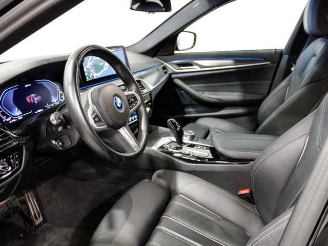 BMW Serie 5 530e color Negro. Año 2022. 215KW(292CV). Híbrido Electro/Gasolina. En concesionario Barcelona Premium -- GRAN VIA de Barcelona