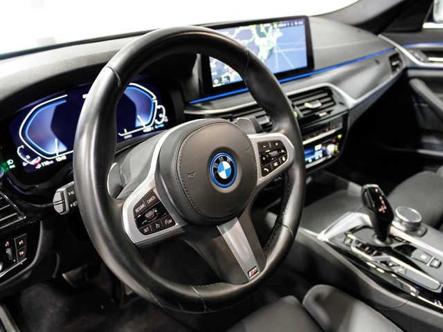 BMW Serie 5 530e color Negro. Año 2022. 215KW(292CV). Híbrido Electro/Gasolina. En concesionario Barcelona Premium -- GRAN VIA de Barcelona