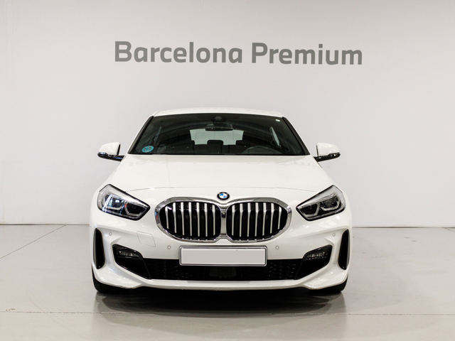 BMW Serie 1 118i color Blanco. Año 2022. 103KW(140CV). Gasolina. En concesionario Barcelona Premium -- GRAN VIA de Barcelona