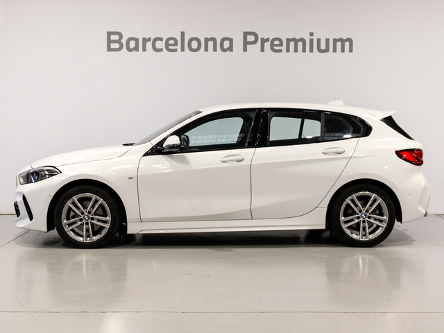 BMW Serie 1 118i color Blanco. Año 2022. 103KW(140CV). Gasolina. En concesionario Barcelona Premium -- GRAN VIA de Barcelona