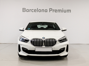 Fotos de BMW Serie 1 118i color Blanco. Año 2022. 103KW(140CV). Gasolina. En concesionario Barcelona Premium -- GRAN VIA de Barcelona