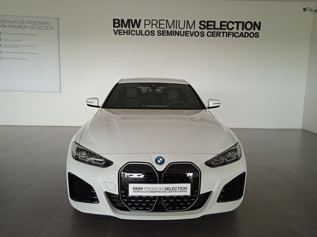 BMW i4 eDrive40 color Blanco. Año 2024. 250KW(340CV). Eléctrico. En concesionario Albamocion S.L. ALBACETE de Albacete