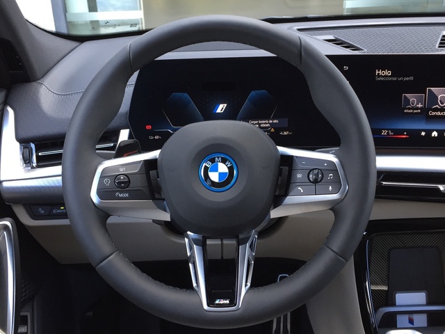 BMW iX2 eDrive20 color Negro. Año 2024. 150KW(204CV). Eléctrico. En concesionario Grünblau Motor (Bmw y Mini) de Cantabria
