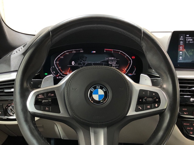 BMW Serie 5 520d color Gris. Año 2021. 140KW(190CV). Diésel. En concesionario Movilnorte El Plantio de Madrid