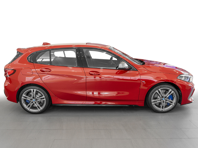 BMW Serie 1 M135i color Rojo. Año 2024. 225KW(306CV). Gasolina. En concesionario Caetano Cuzco, Alcalá de Madrid