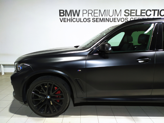 BMW X5 xDrive40i color Negro. Año 2022. 250KW(340CV). Gasolina. En concesionario Hispamovil Elche de Alicante