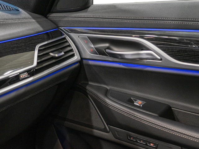 BMW Serie 7 740e iPerformance color Negro. Año 2018. 240KW(326CV). Híbrido Electro/Gasolina. En concesionario Caetano Cuzco Raimundo Fernandez Villaverde, 45 de Madrid