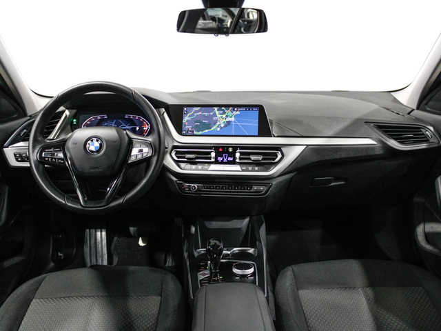 BMW Serie 1 118i color Blanco. Año 2021. 103KW(140CV). Gasolina. En concesionario Barcelona Premium -- GRAN VIA de Barcelona