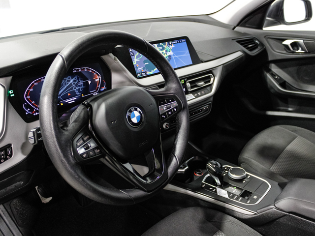 BMW Serie 1 118i color Blanco. Año 2021. 103KW(140CV). Gasolina. En concesionario Barcelona Premium -- GRAN VIA de Barcelona