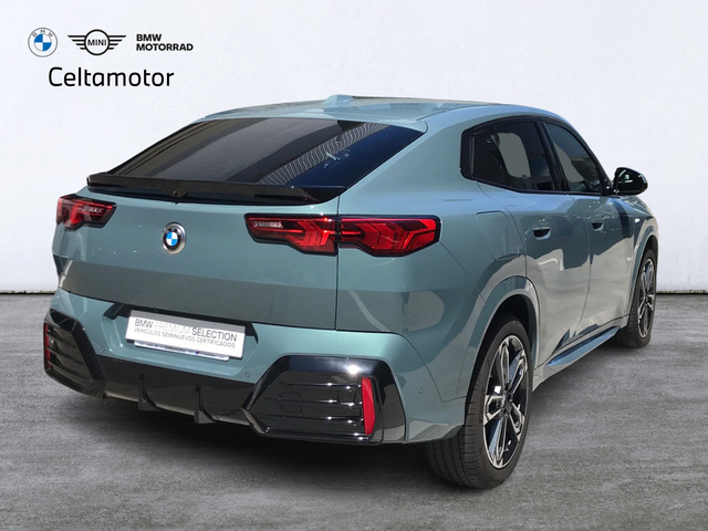 BMW X2 sDrive18d color Verde. Año 2024. 110KW(150CV). Diésel. En concesionario Celtamotor Vigo  de Pontevedra