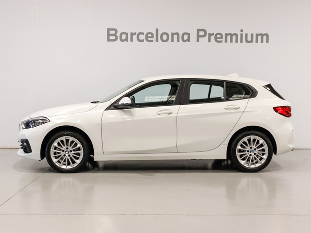 BMW Serie 1 118i color Blanco. Año 2023. 103KW(140CV). Gasolina. En concesionario Barcelona Premium -- GRAN VIA de Barcelona