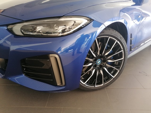 BMW i4 M50 color Azul. Año 2024. 400KW(544CV). Eléctrico. En concesionario Adler Motor S.L. TOLEDO de Toledo