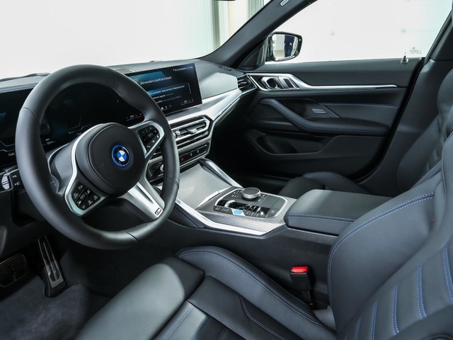 BMW i4 eDrive40 color Gris. Año 2023. 250KW(340CV). Eléctrico. En concesionario Oliva Motor Tarragona de Tarragona