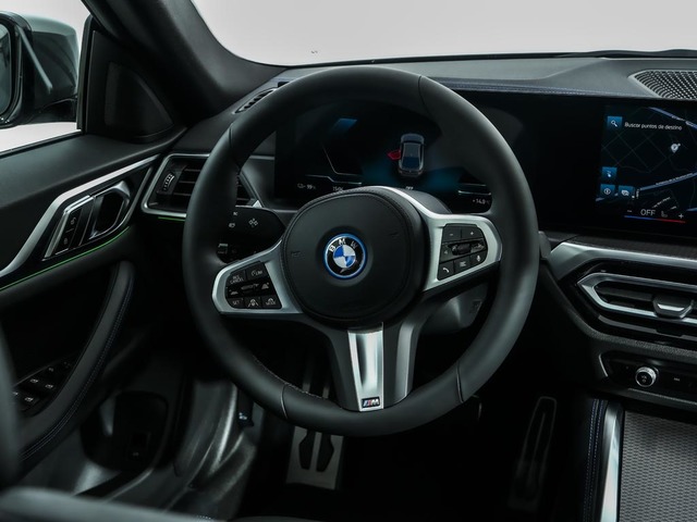 BMW i4 eDrive40 color Gris. Año 2023. 250KW(340CV). Eléctrico. En concesionario Oliva Motor Tarragona de Tarragona