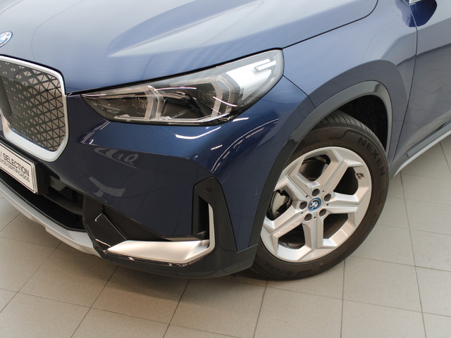 BMW iX1 eDrive20 color Azul. Año 2024. 150KW(204CV). Eléctrico. En concesionario Augusta Aragon S.A. de Zaragoza