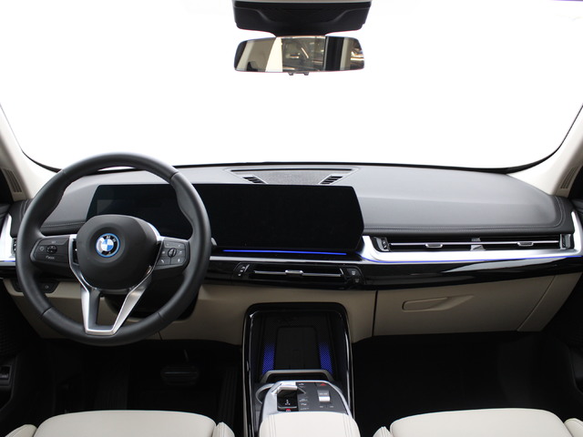 BMW iX1 eDrive20 color Azul. Año 2024. 150KW(204CV). Eléctrico. En concesionario Augusta Aragon S.A. de Zaragoza