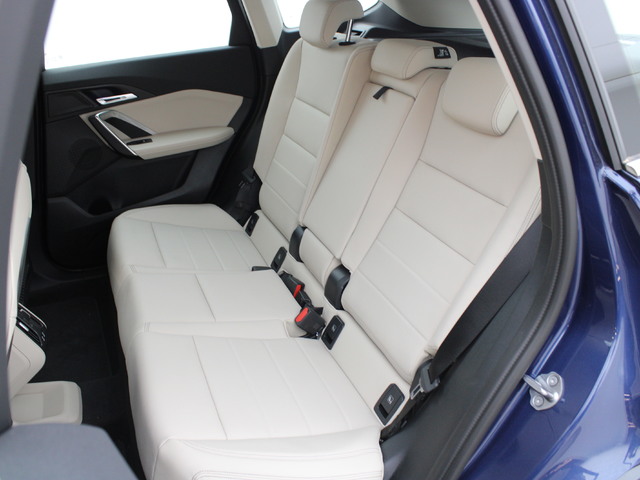 BMW iX1 eDrive20 color Azul. Año 2024. 150KW(204CV). Eléctrico. En concesionario Augusta Aragon S.A. de Zaragoza