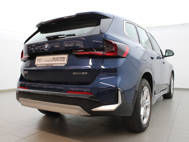 BMW iX1 eDrive20 color Azul. Año 2024. 150KW(204CV). Eléctrico. En concesionario Augusta Aragon S.A. de Zaragoza