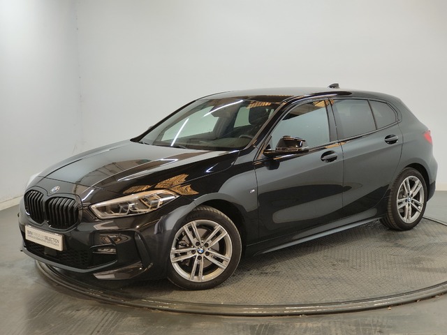 BMW Serie 1 118i color Negro. Año 2023. 103KW(140CV). Gasolina. En concesionario Proa Premium Ibiza de Baleares