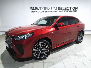 Fotos de BMW iX2 xDrive30 color Rojo. Año 2024. 230KW(313CV). Eléctrico. En concesionario Hispamovil, Torrevieja de Alicante