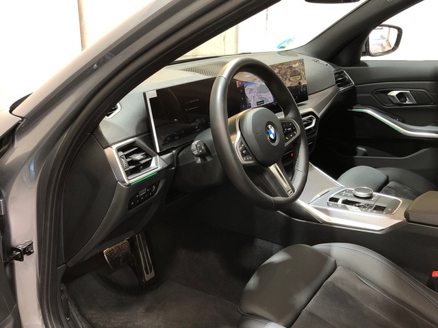 BMW Serie 3 318d Touring color Gris. Año 2024. 110KW(150CV). Diésel. En concesionario Movilnorte El Plantio de Madrid