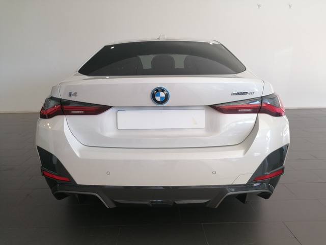 BMW i4 eDrive40 color Blanco. Año 2024. 250KW(340CV). Eléctrico. En concesionario Adler Motor S.L. TOLEDO de Toledo