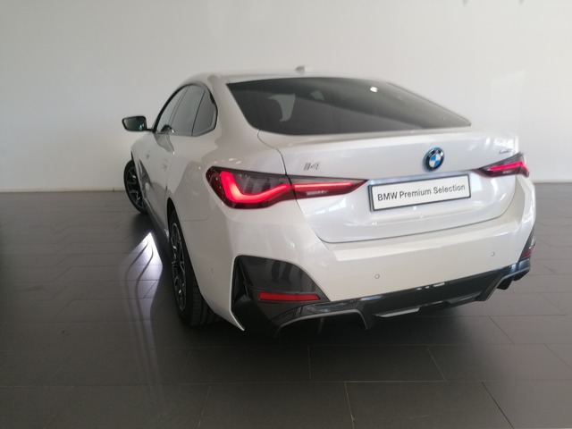 BMW i4 eDrive40 color Blanco. Año 2024. 250KW(340CV). Eléctrico. En concesionario Adler Motor S.L. TOLEDO de Toledo