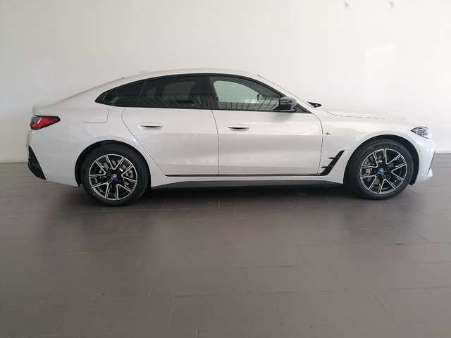 BMW i4 eDrive40 color Blanco. Año 2024. 250KW(340CV). Eléctrico. En concesionario Adler Motor S.L. TOLEDO de Toledo