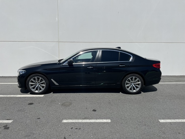 BMW Serie 5 520i color Negro. Año 2018. 135KW(184CV). Gasolina. En concesionario Novomóvil Oleiros de Coruña