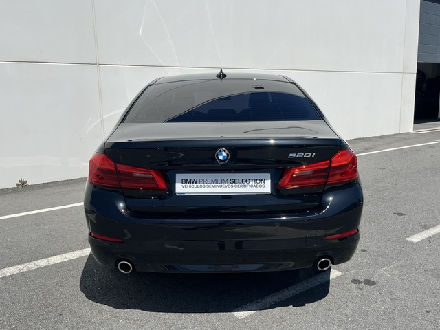 BMW Serie 5 520i color Negro. Año 2018. 135KW(184CV). Gasolina. En concesionario Novomóvil Oleiros de Coruña