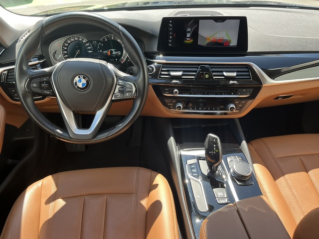 BMW Serie 5 520i color Negro. Año 2018. 135KW(184CV). Gasolina. En concesionario Novomóvil Oleiros de Coruña