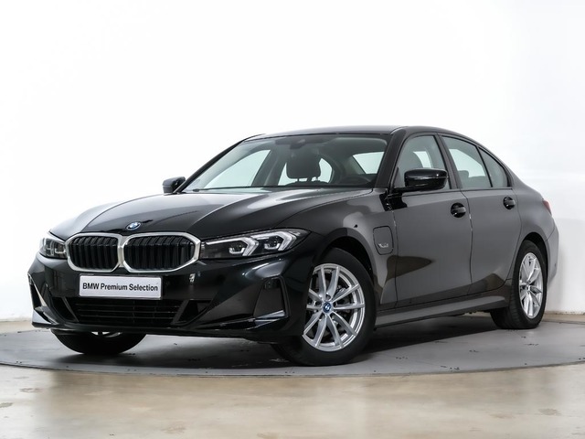 BMW Serie 3 320e color Negro. Año 2023. 150KW(204CV). Híbrido Electro/Gasolina. En concesionario Oliva Motor Tarragona de Tarragona