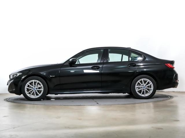 BMW Serie 3 320e color Negro. Año 2023. 150KW(204CV). Híbrido Electro/Gasolina. En concesionario Oliva Motor Tarragona de Tarragona