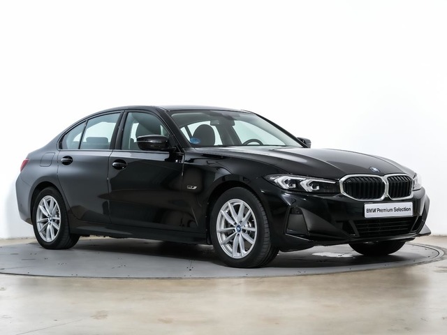 BMW Serie 3 320e color Negro. Año 2023. 150KW(204CV). Híbrido Electro/Gasolina. En concesionario Oliva Motor Tarragona de Tarragona