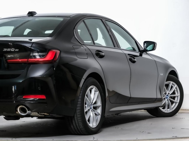 BMW Serie 3 320e color Negro. Año 2023. 150KW(204CV). Híbrido Electro/Gasolina. En concesionario Oliva Motor Tarragona de Tarragona