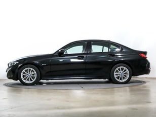 Fotos de BMW Serie 3 320e color Negro. Año 2023. 150KW(204CV). Híbrido Electro/Gasolina. En concesionario Oliva Motor Tarragona de Tarragona